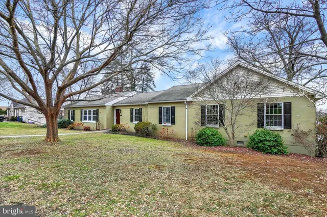 $298,500 | 22 Ridgeway Drive, York, PA 17404