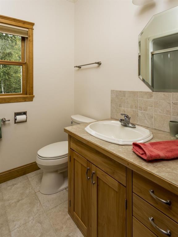 43 Pasture Lane Boothbay, ME 04571 - Photo 23 of 35 The guest bathroom with tub/shower,...