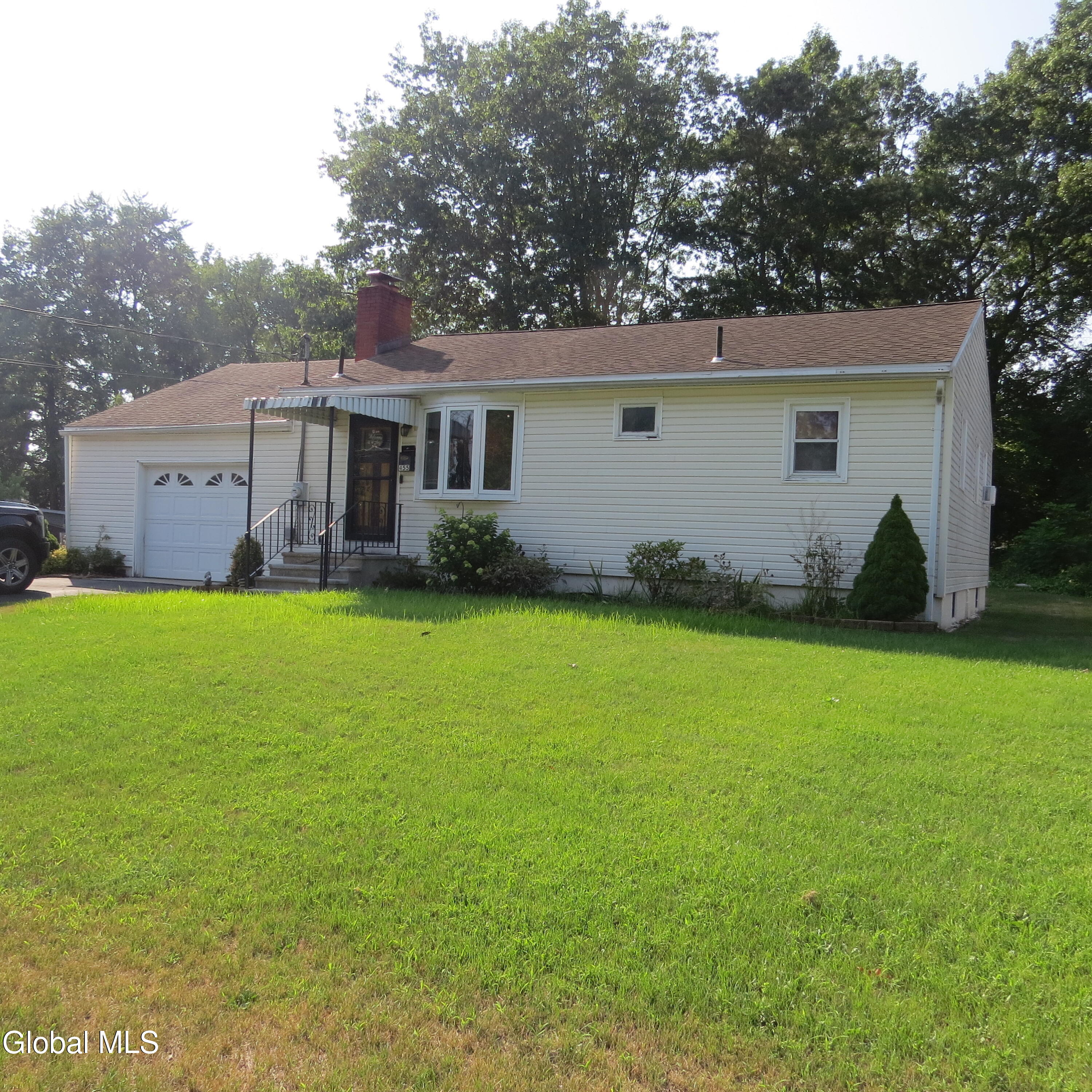 455 Chiswell Road Schenectady, NY 12304 - Photo 1 of 39 IMG_1413