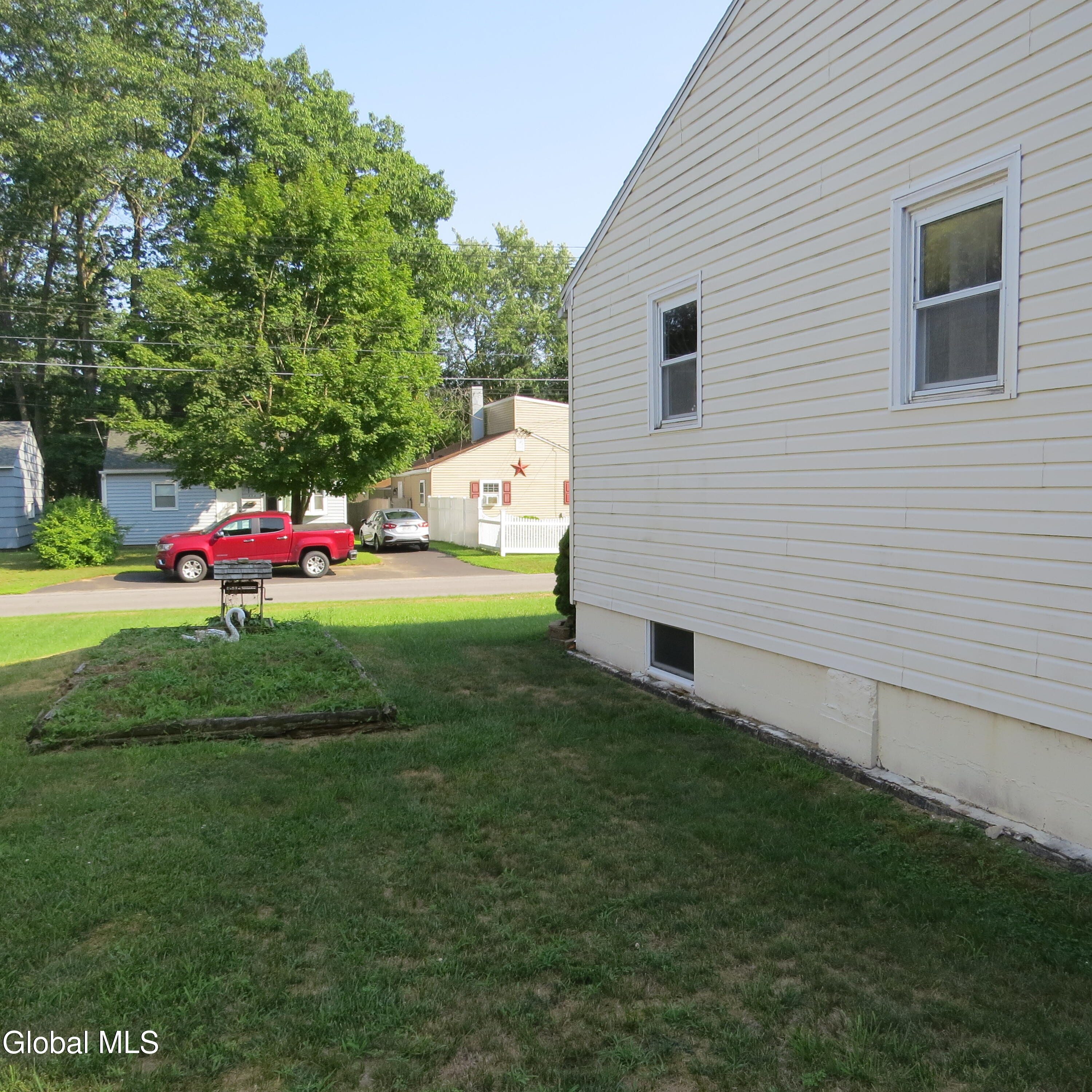 455 Chiswell Road Schenectady, NY 12304 - Photo 8 of 39 IMG_1421