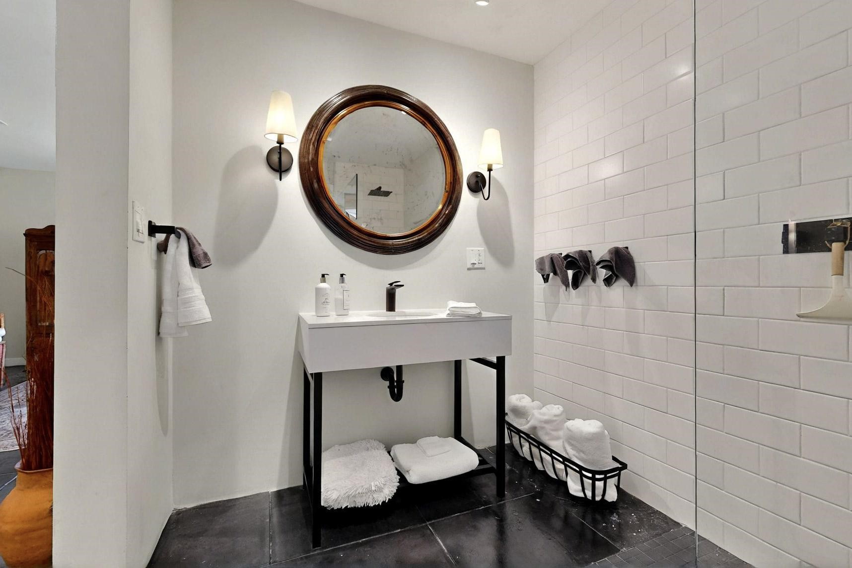 15 Toltec Road Santa Fe, NM 87505 - Photo 23 of 72 Primary bathroom