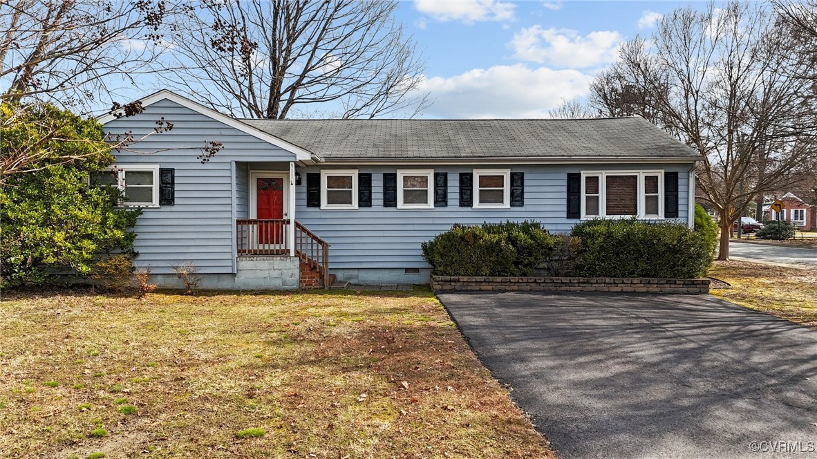 911 Maple Street Ashland, VA 23005 - Photo 2 of 35 a front view of a house with a garden