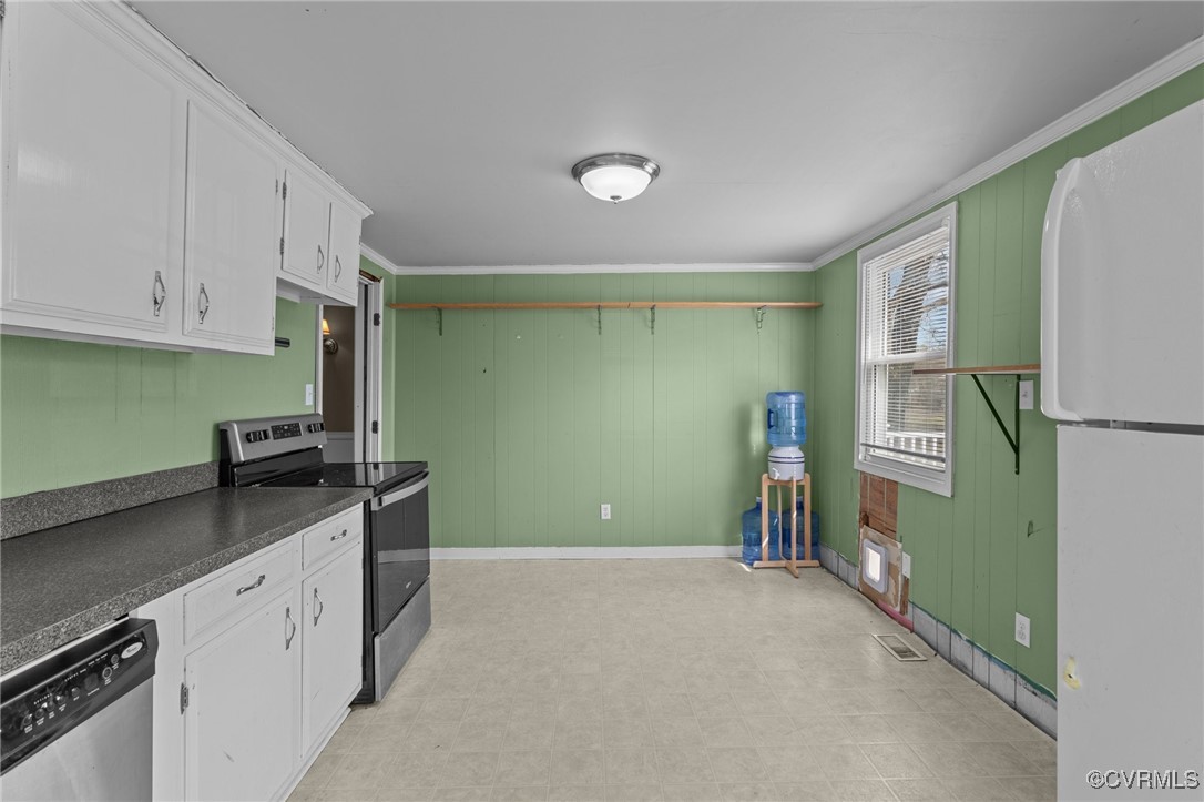 911 Maple Street Ashland, VA 23005 - Photo 22 of 35 a kitchen with a sink and cabinets