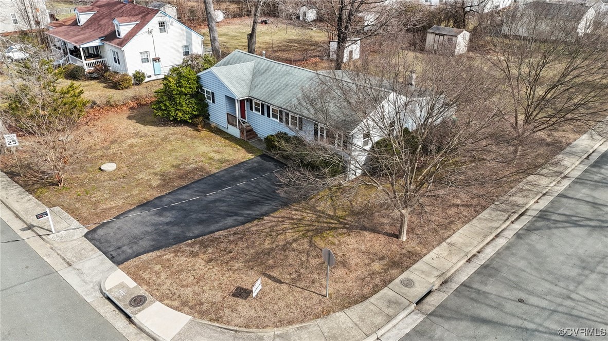 911 Maple Street Ashland, VA 23005 - Photo 4 of 35 a view of a living room