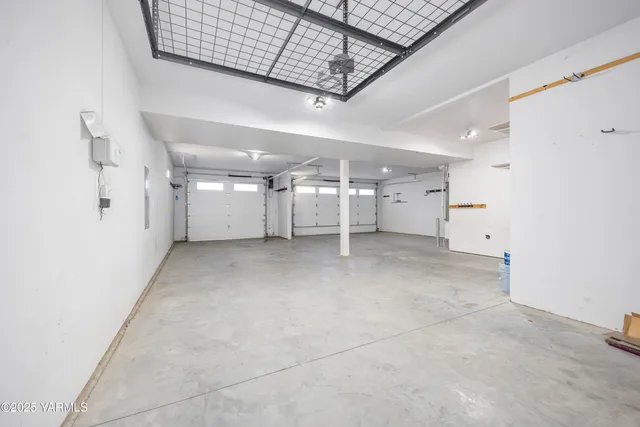 a view of a big room with closet and windows