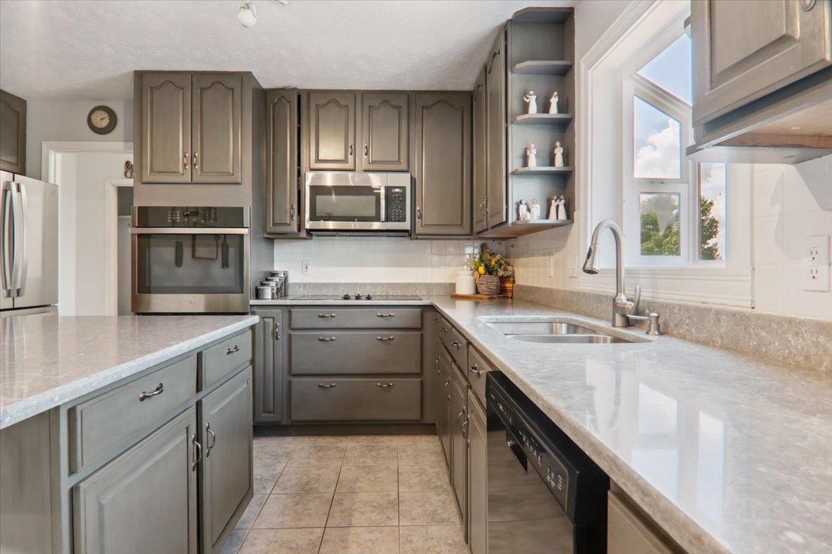 708 Havens Drive Hudson, IL 61748 - Photo 11 of 44