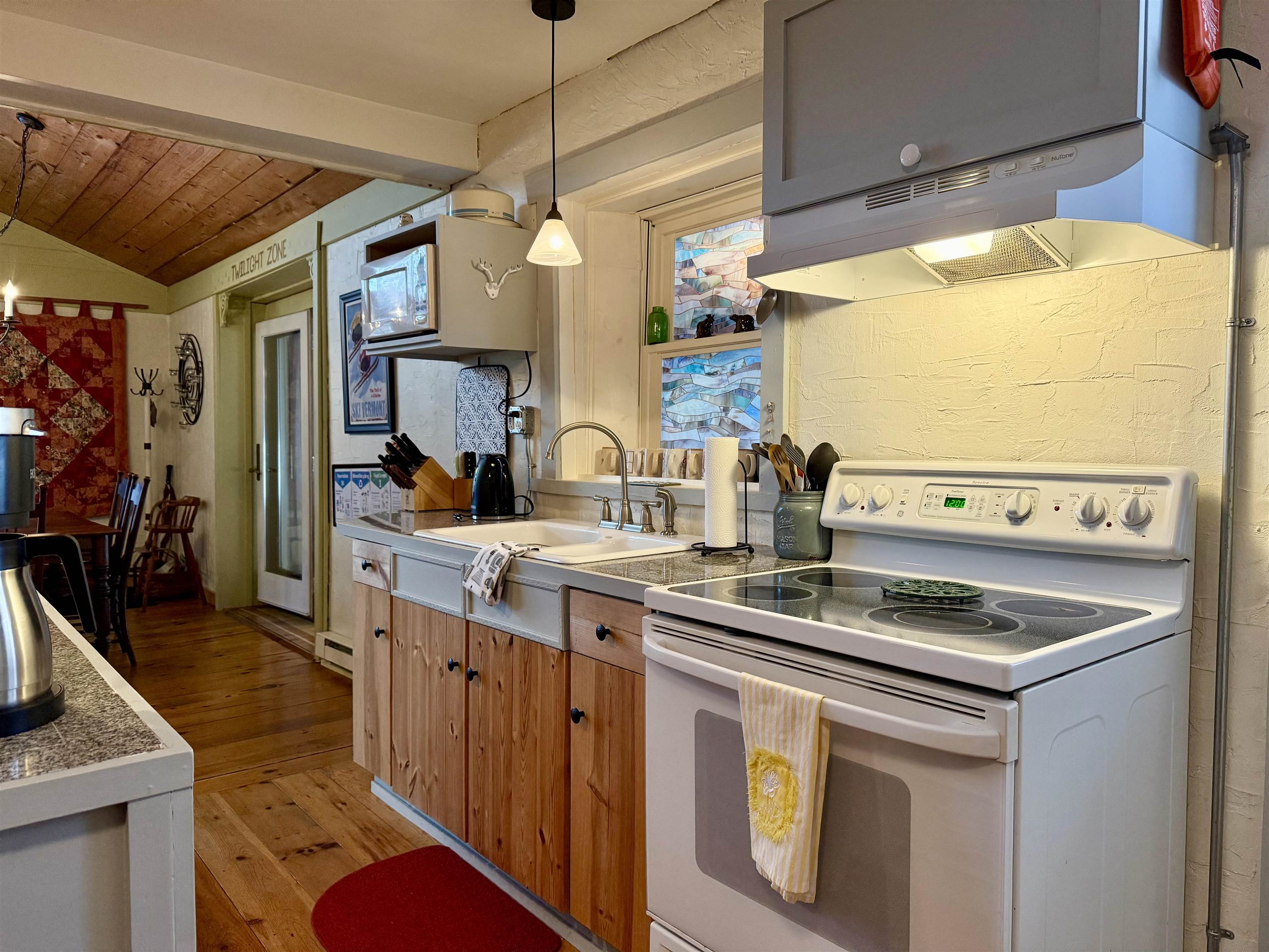 71 Vacation Lodge Road Londonderry, VT 05148 - Photo 11 of 36