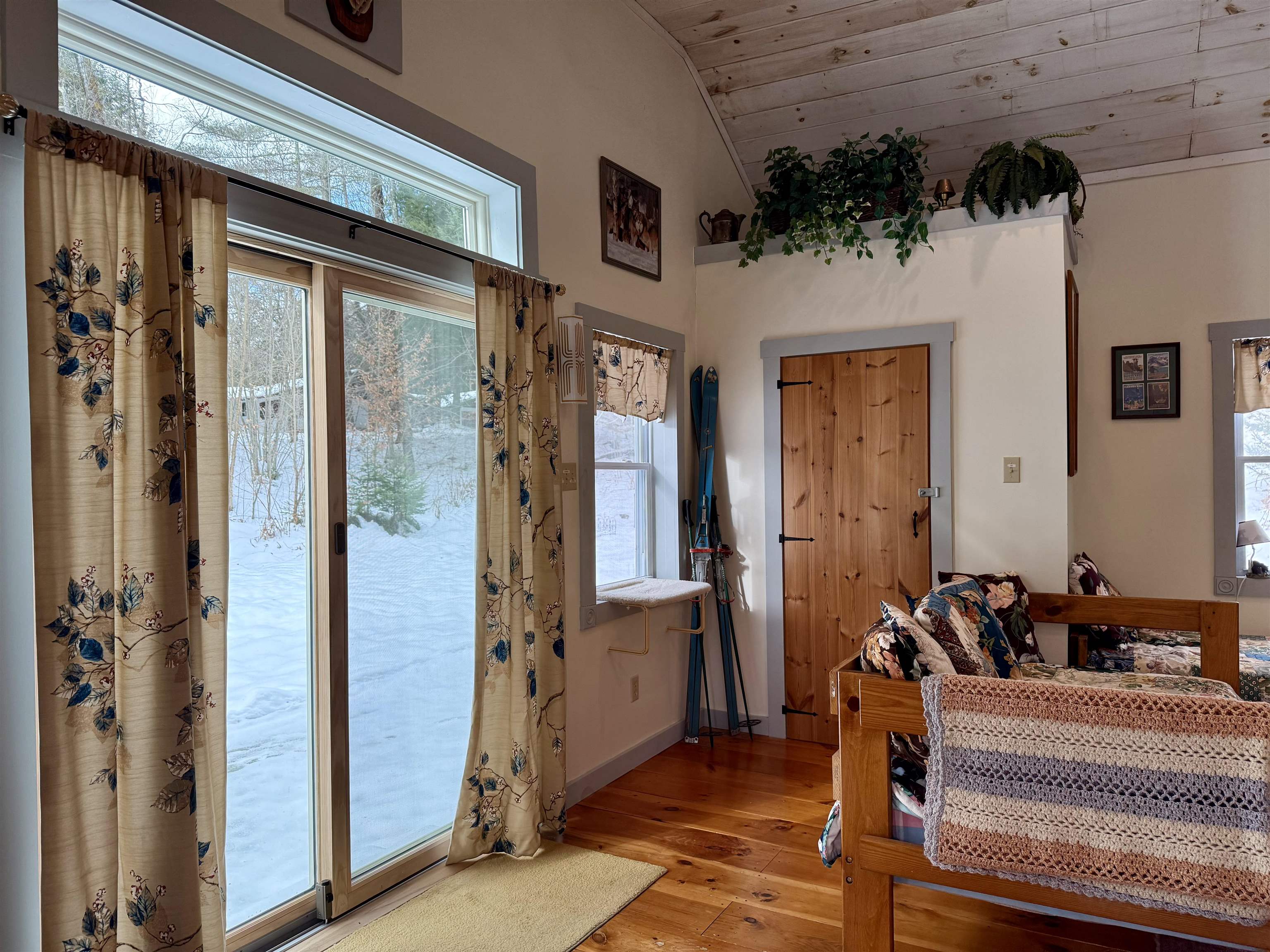 71 Vacation Lodge Road Londonderry, VT 05148 - Photo 15 of 36