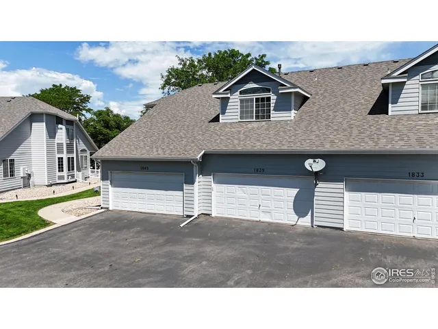 a black and white photo of a living room