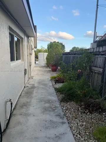 a view of a backyard