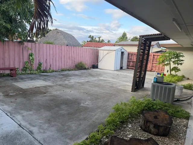 a view of a backyard