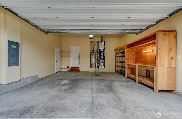 a view of a livingroom with closet