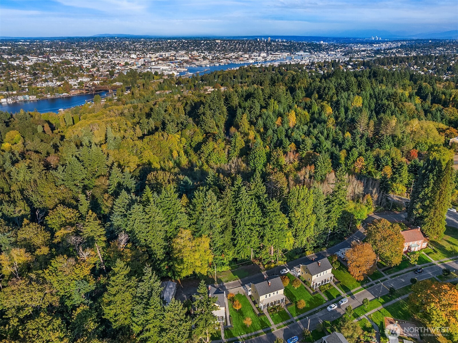 4422 Montana Circle Seattle, WA 98199 - Photo 30 of 32 a view of a green field