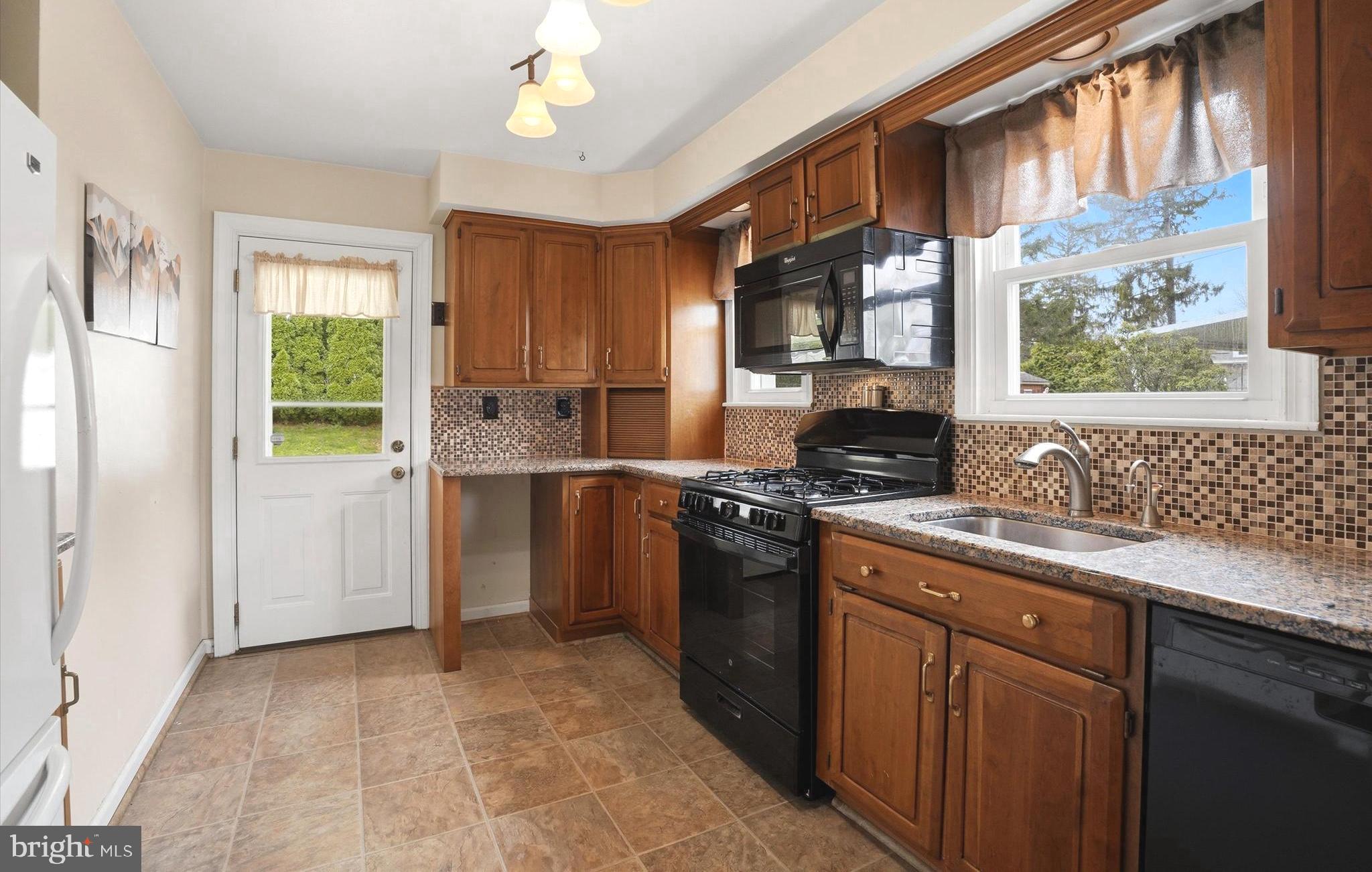 544 Lawrence Road Havertown, PA 19083 - Photo 7 of 28