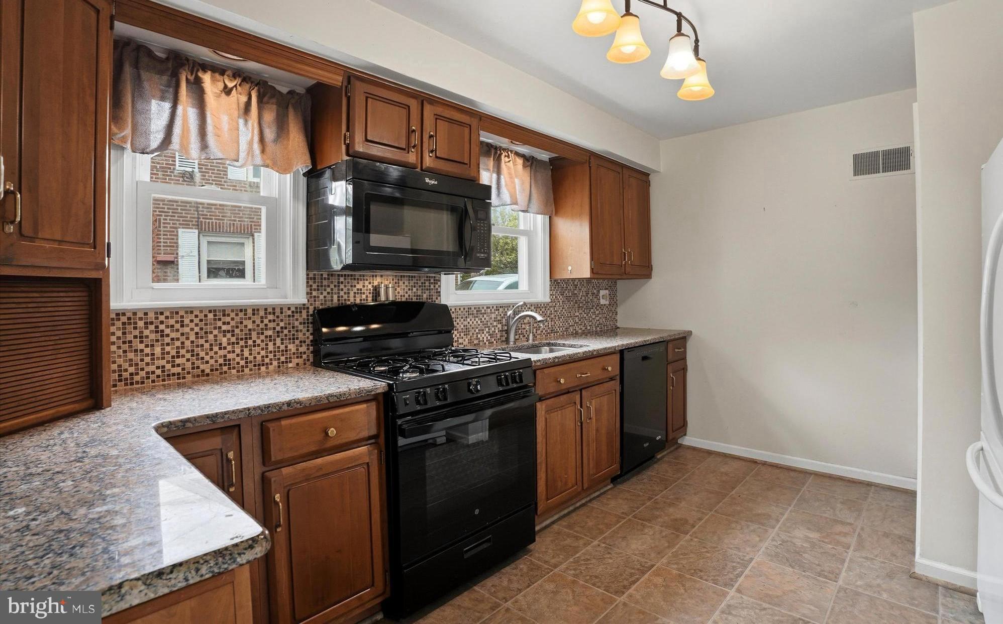 544 Lawrence Road Havertown, PA 19083 - Photo 8 of 28