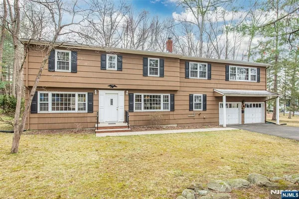 $899,000 | 11 Summit Avenue, Montvale, NJ 07645