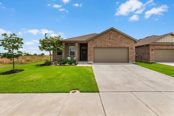 $325,000 | 1537 Shadow Hawk Drive, Fort Worth, TX 76052