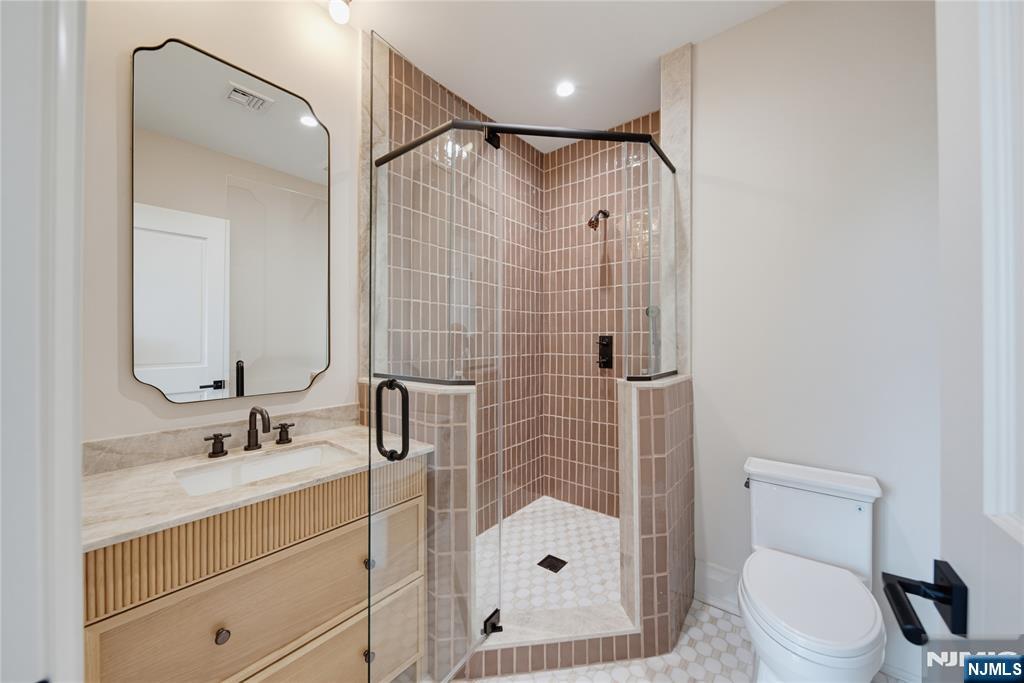 92 Oliver Road Paramus, NJ 07652 - Photo 33 of 50 Gallery Image 33