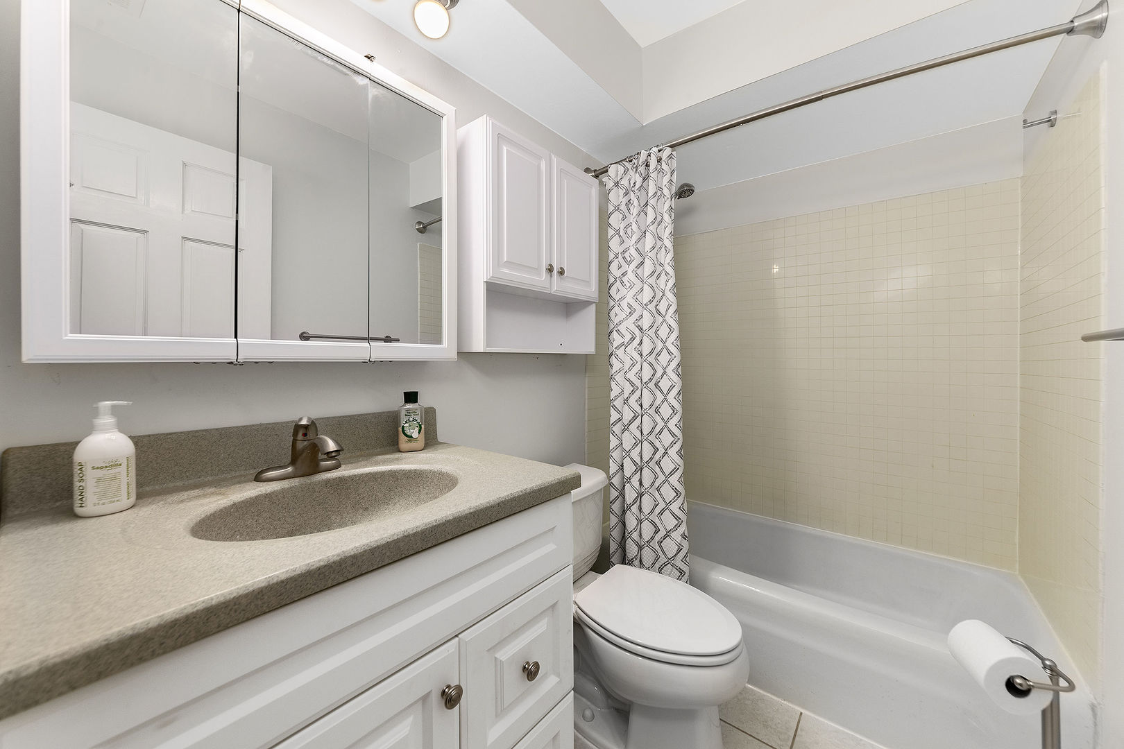 912 South Plum Grove Road, Unit 121 Palatine, IL 60067 - Photo 10 of 11 a bathroom with a sink a toilet and a bathtub
