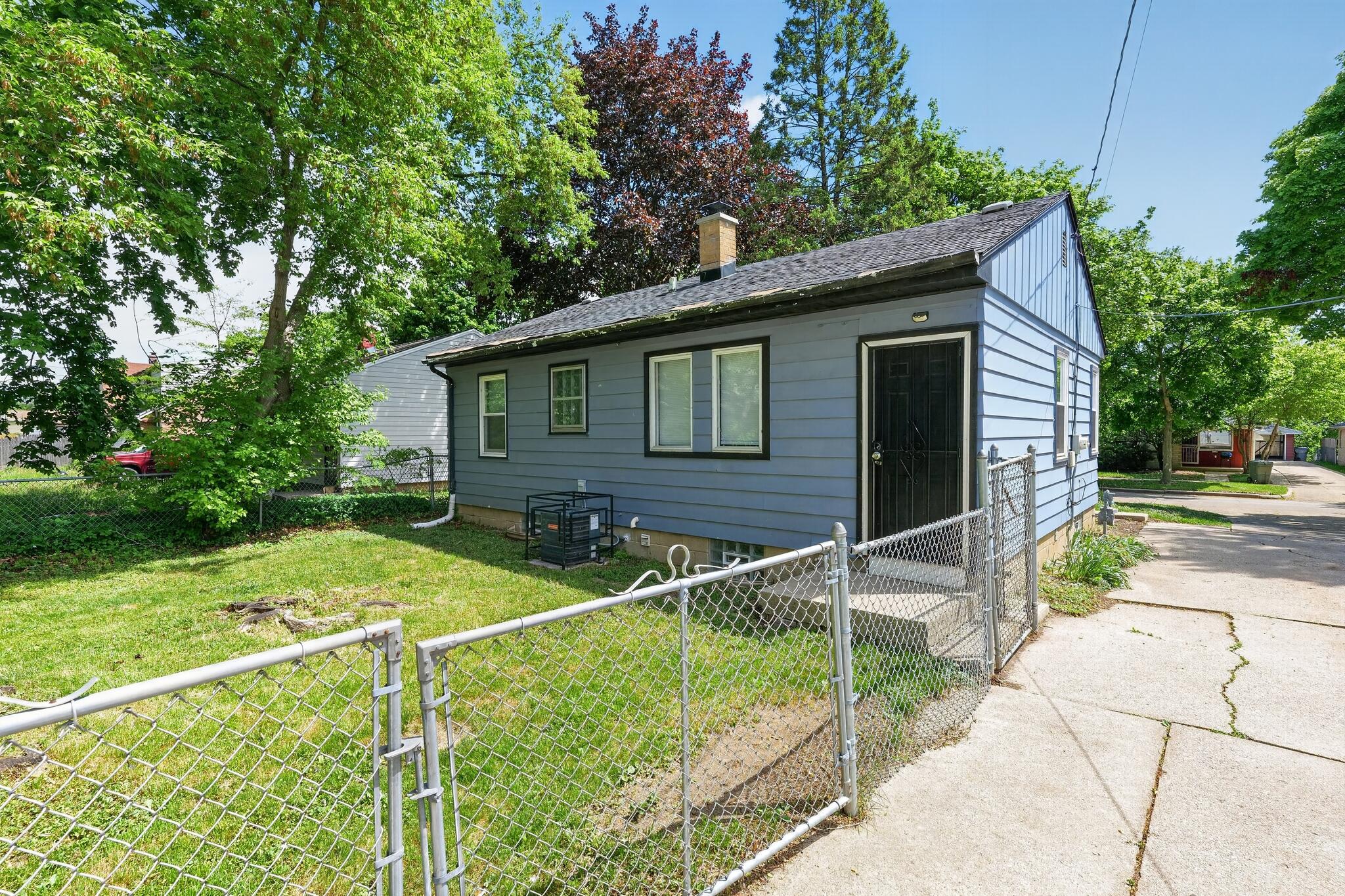 5823 North 36th Street Milwaukee, WI 53209 - Photo 9 of 31 05_5823_N_36th_St-Exterior-9953