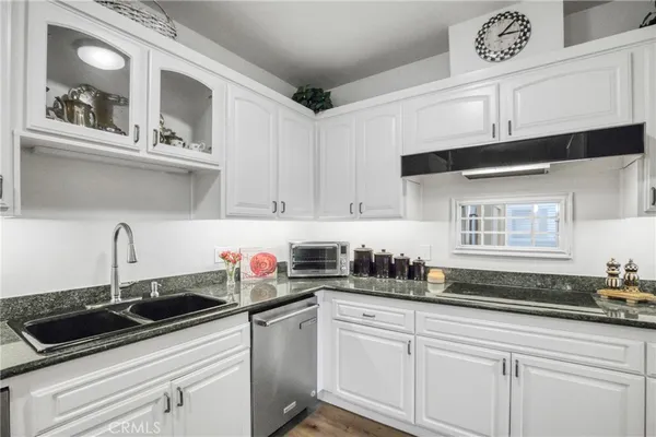 $659,000 | 5216 Yarmouth Avenue, Unit 107, Encino, CA 91316