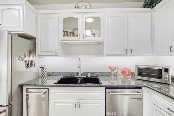 $659,000 | 5216 Yarmouth Avenue, Unit 107, Encino, CA 91316