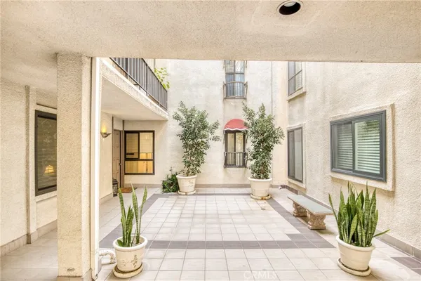 $659,000 | 5216 Yarmouth Avenue, Unit 107, Encino, CA 91316