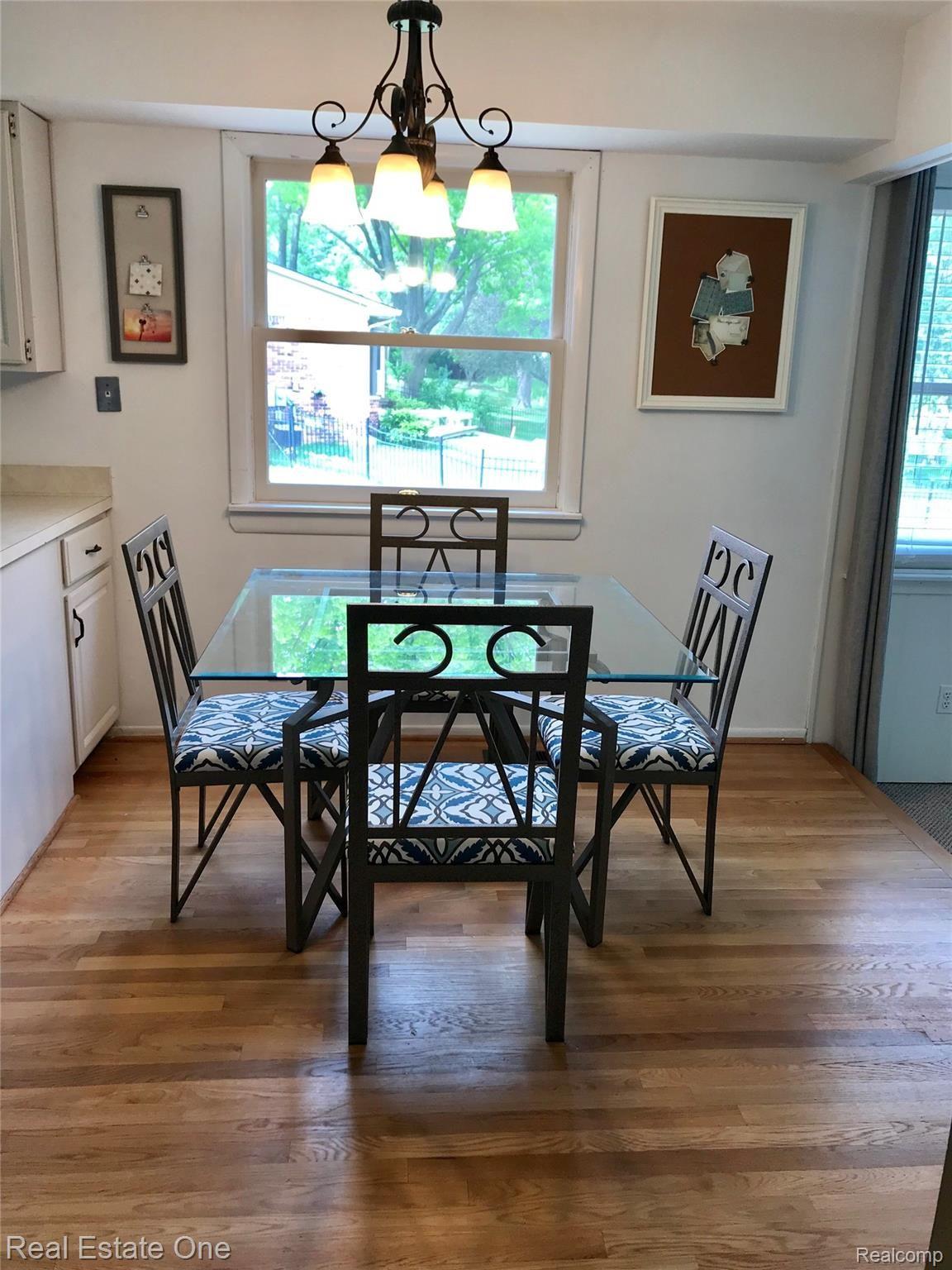 590 South Fieldstone Drive Rochester, MI 48309 - Photo 11 of 19 EATING AREA WITH HARDWOOD FLOORS