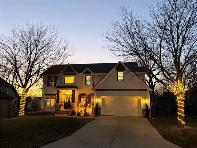 $530,000 | 1304 Surrey Trace, Lee's Summit, MO 64081