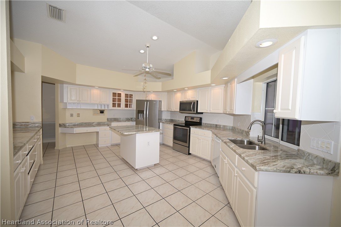 3805 Divot Road Sebring, FL 33872 - Photo 11 of 50 Kitchen