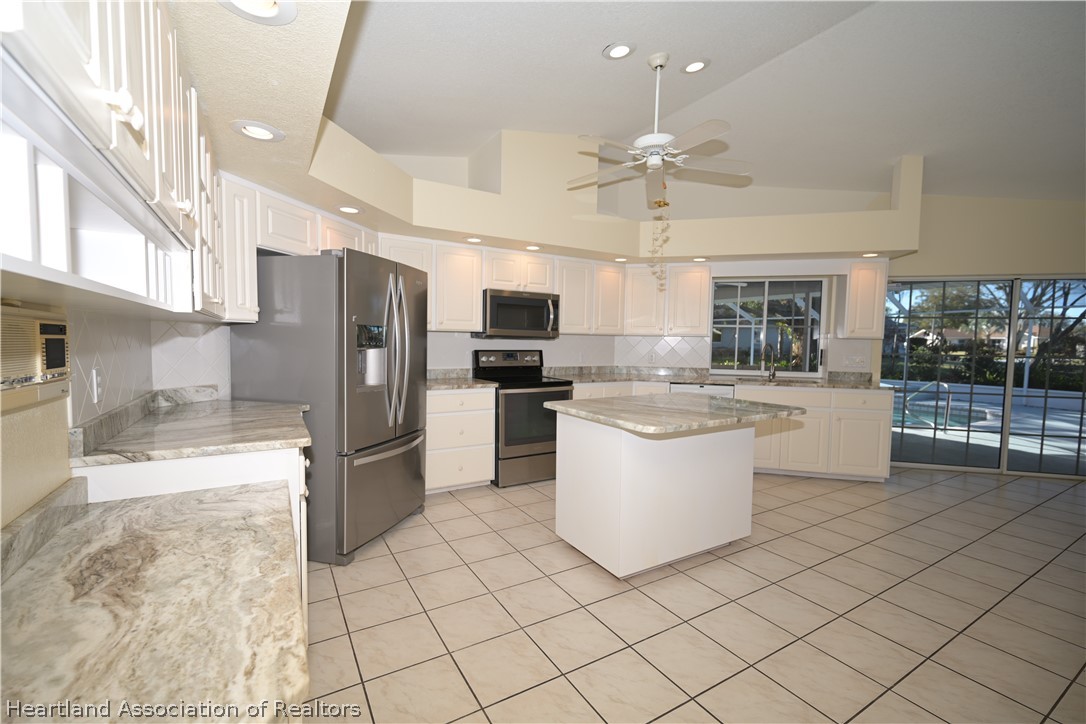 3805 Divot Road Sebring, FL 33872 - Photo 12 of 50 Kitchen