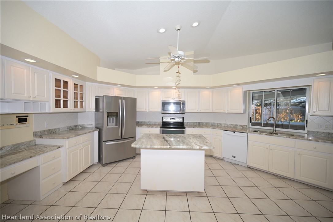 3805 Divot Road Sebring, FL 33872 - Photo 13 of 50 Kitchen