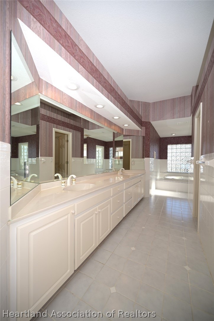 3805 Divot Road Sebring, FL 33872 - Photo 18 of 50 Primary Bath