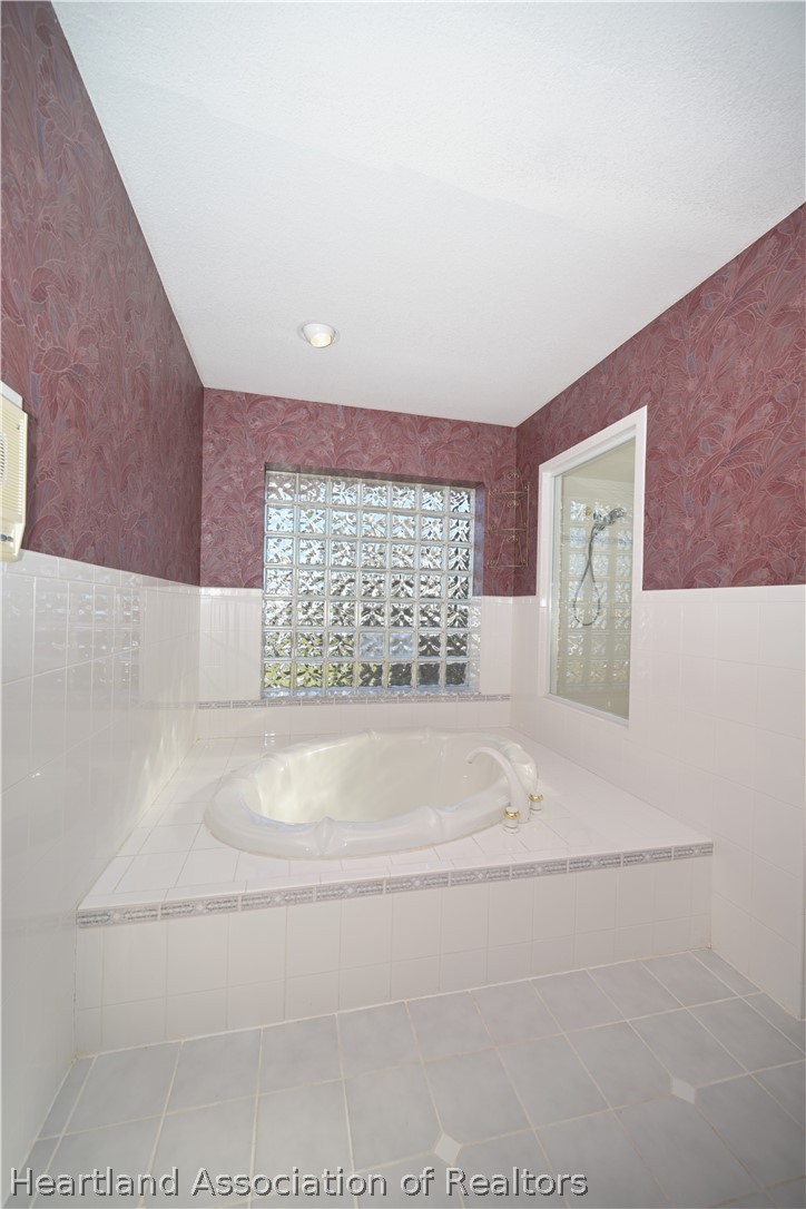 3805 Divot Road Sebring, FL 33872 - Photo 19 of 50 Primary Bath