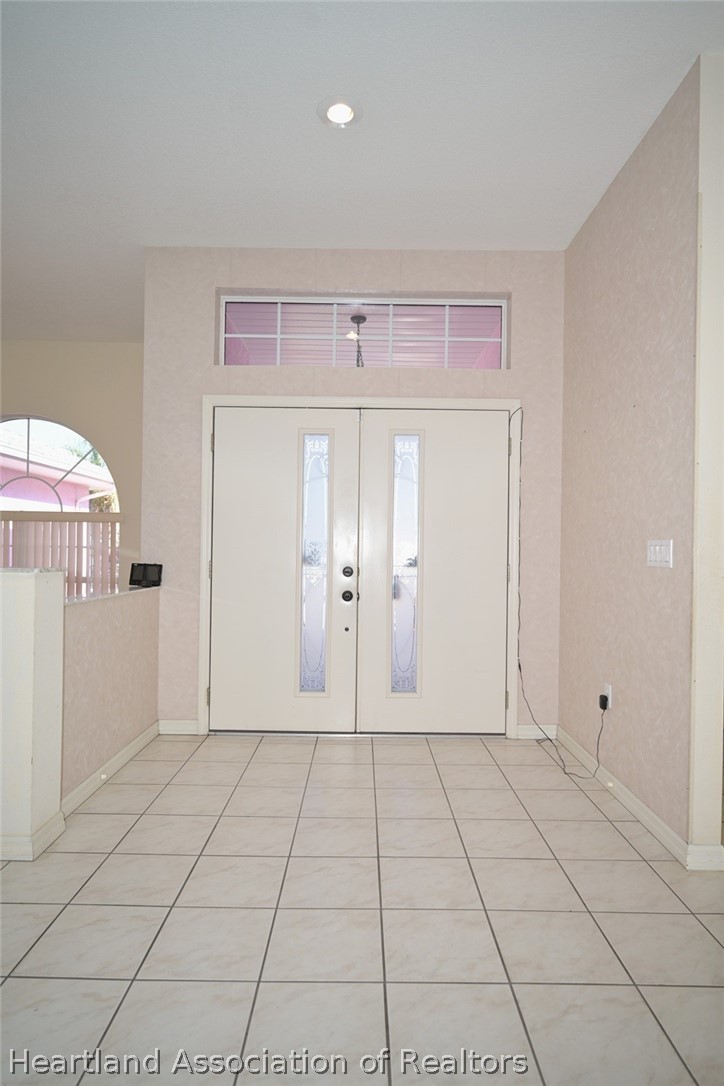 3805 Divot Road Sebring, FL 33872 - Photo 4 of 50 Foyer