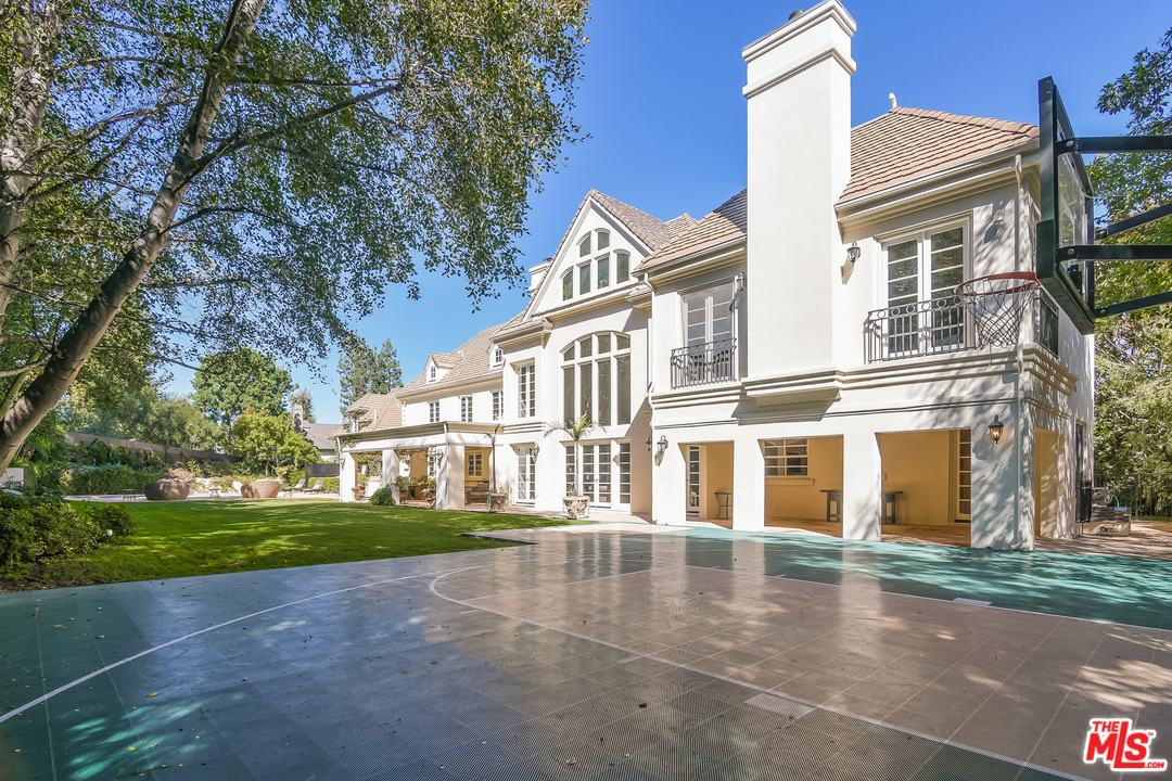 3901 Longridge Avenue Sherman Oaks, CA 91423 - Photo 47 of 51 front view of a building with a garden