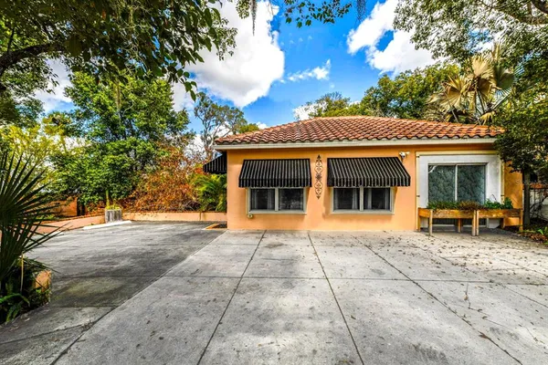 $1,380,000 | 347 East 3rd Avenue, Mount Dora, FL 32757