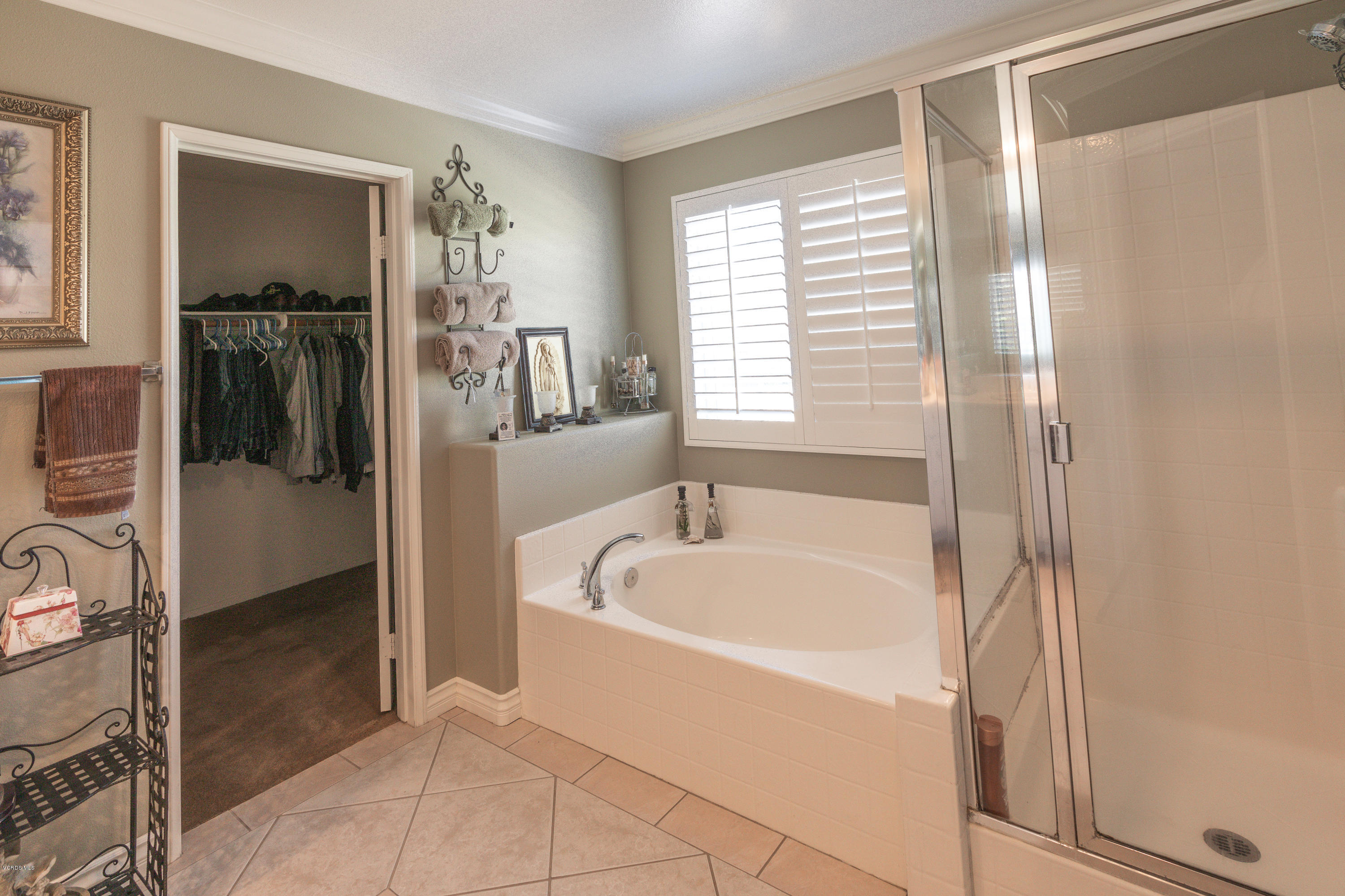 2103 Ribera Drive Oxnard, CA 93030 - Photo 14 of 24 a spacious bathroom with a bathtub and a shower