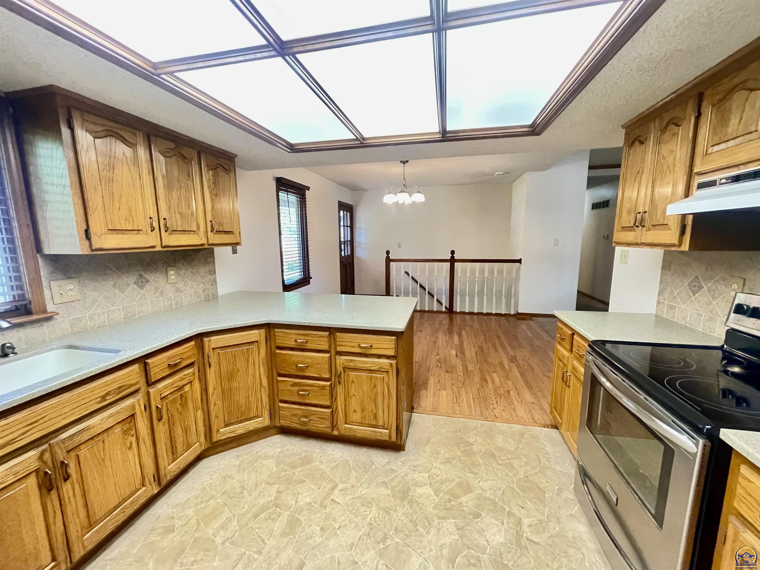6254 Southwest 25th Street Topeka, KS 66614 - Photo 11 of 36