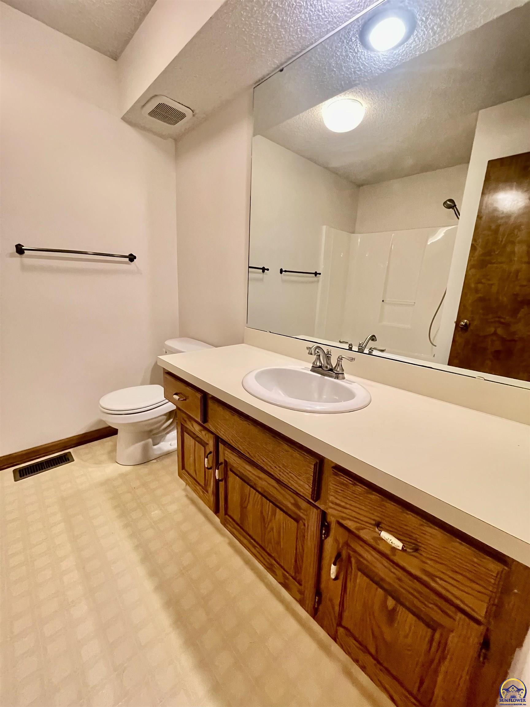 6254 Southwest 25th Street Topeka, KS 66614 - Photo 13 of 36