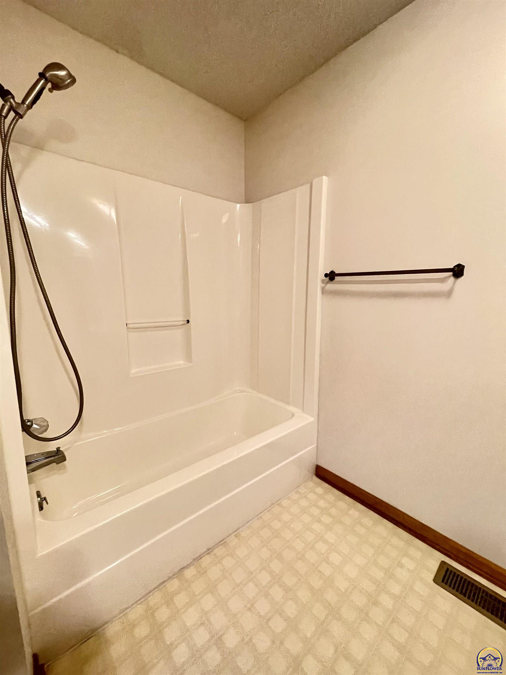 6254 Southwest 25th Street Topeka, KS 66614 - Photo 14 of 36