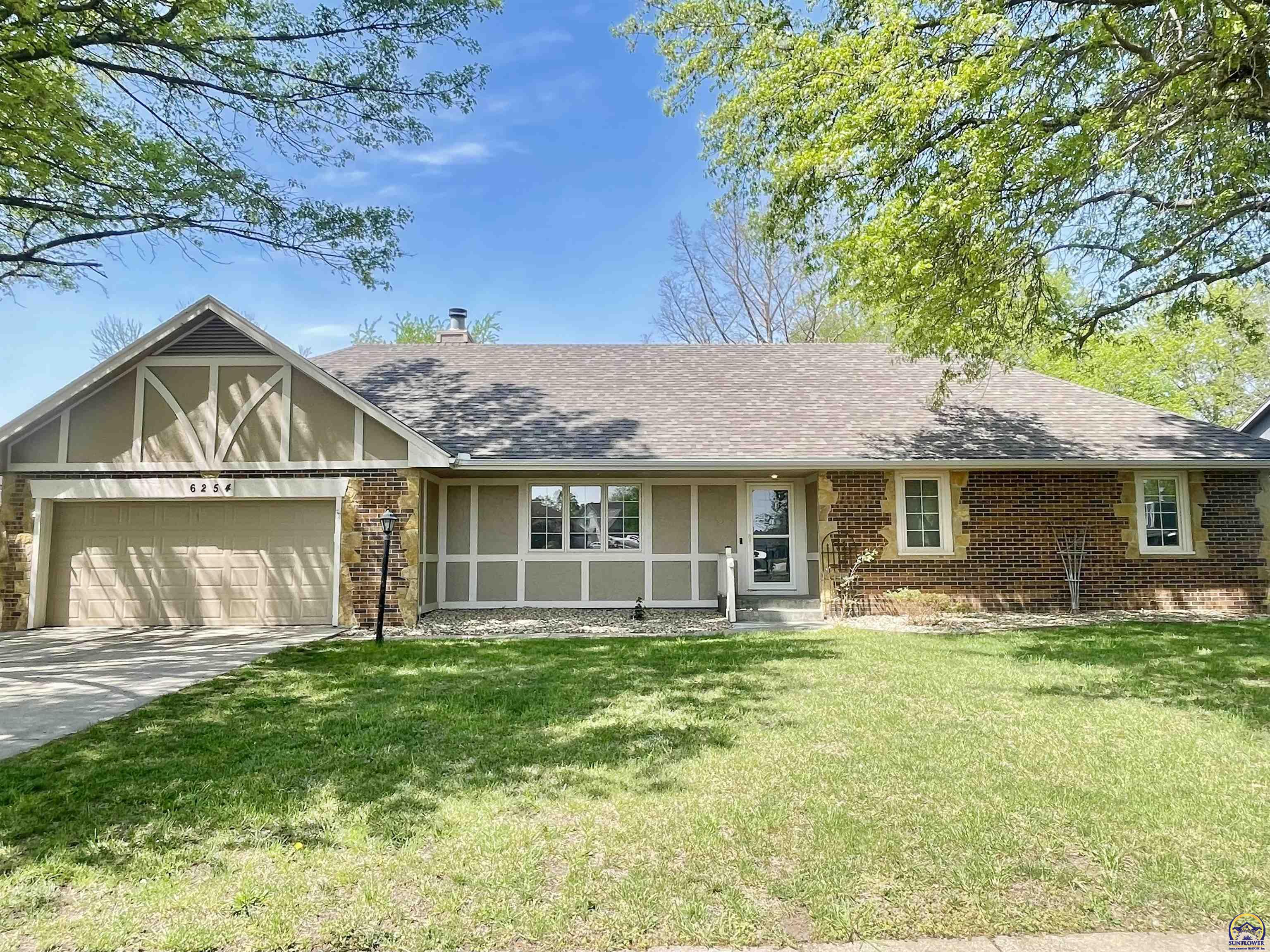 6254 Southwest 25th Street Topeka, KS 66614 - Photo 2 of 36