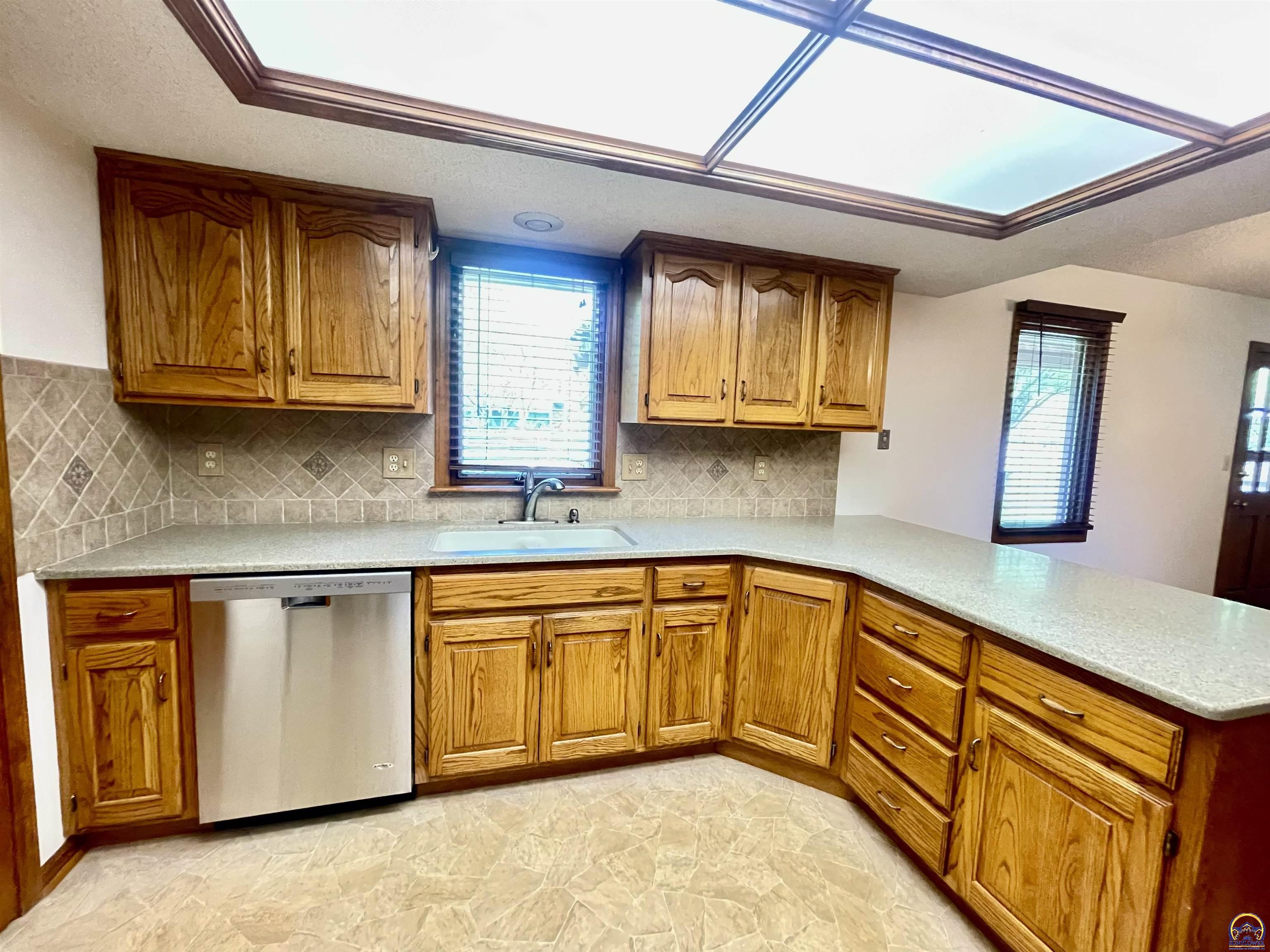 6254 Southwest 25th Street Topeka, KS 66614 - Photo 9 of 36