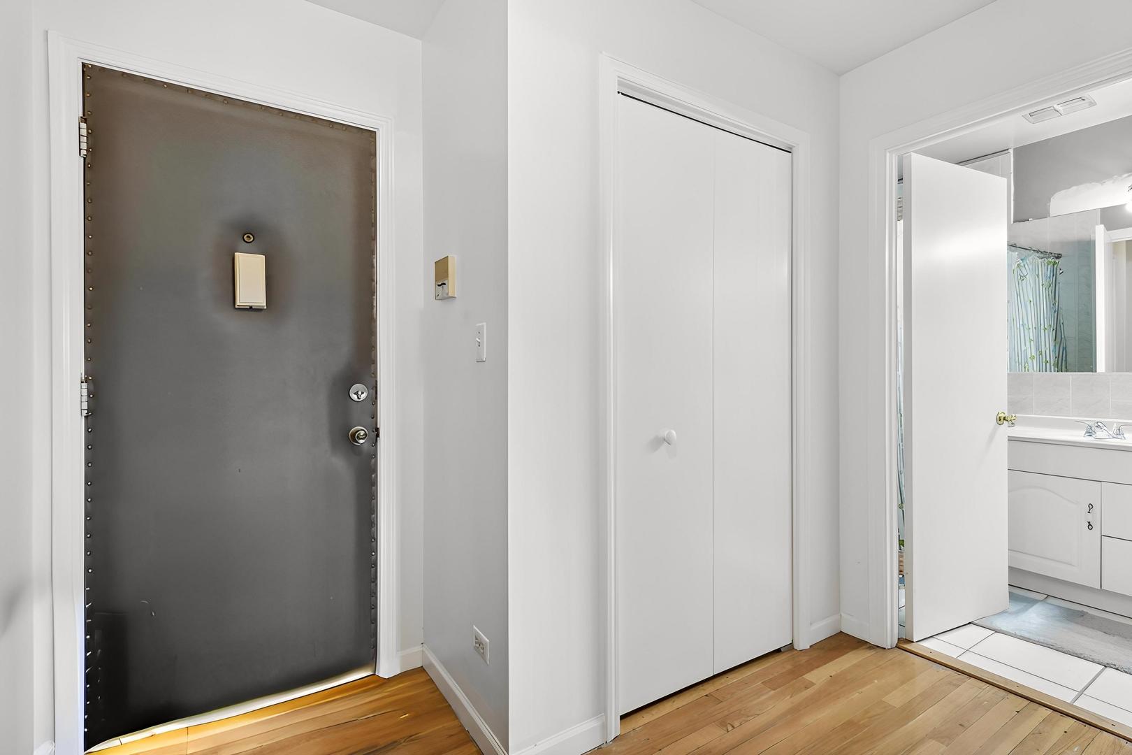 9561 Dee Road, Unit 2G Des Plaines, IL 60016 - Photo 12 of 18 a view of bedroom