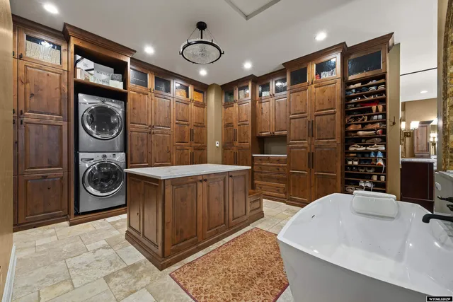 $2,995,000 | 1900 West 39th Street, Casper, WY 82604