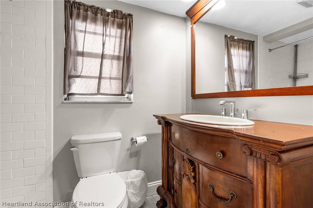 7100 Coral Ridge Road Sebring, FL 33876 - Photo 23 of 44 a bathroom with a granite countertop toilet sink and mirror