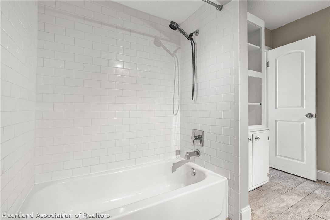 7100 Coral Ridge Road Sebring, FL 33876 - Photo 36 of 44 a bathroom with a bathtub