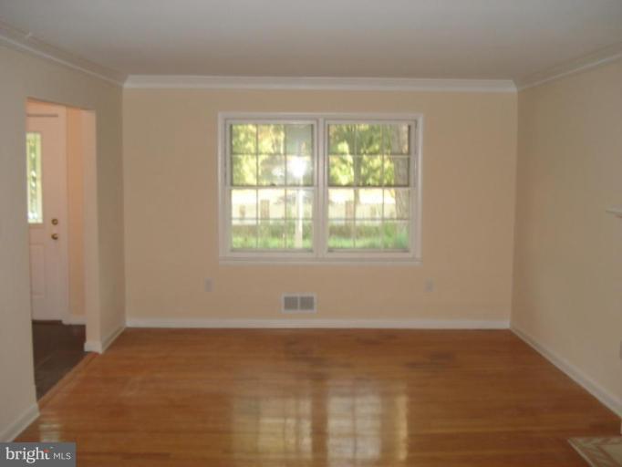 121 Randolph Road Silver Spring, MD 20904 - Photo 6 of 30 Living Room