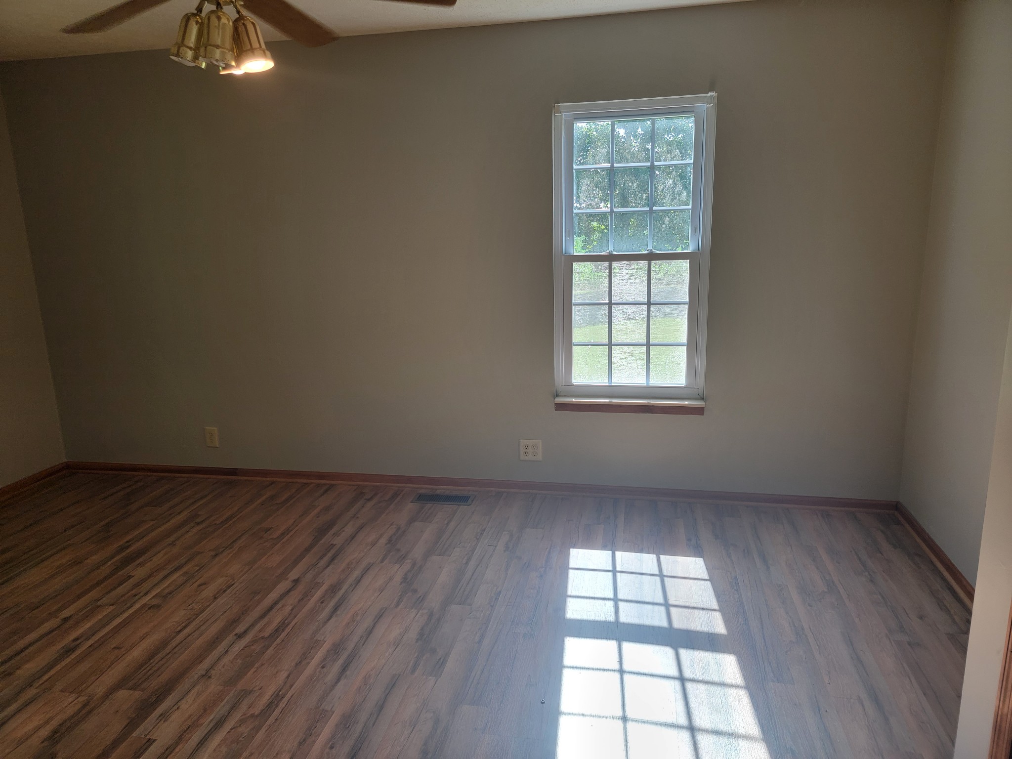 5814 Wayman Dunn Road Springfield, TN 37172 - Photo 32 of 65 an empty room with a window