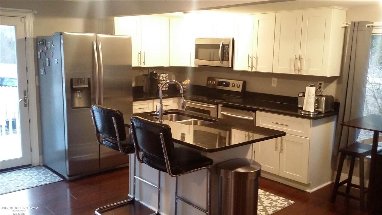 216 Riverside Drive Mount Clemens, MI 48043 - Photo 9 of 35 31372817-9.JPG